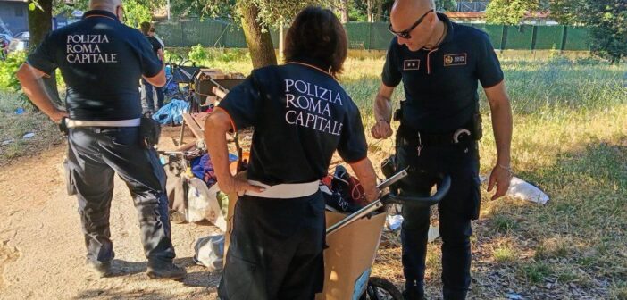 Mercato abusivo in via Ugo Ojetti, scatta il blitz