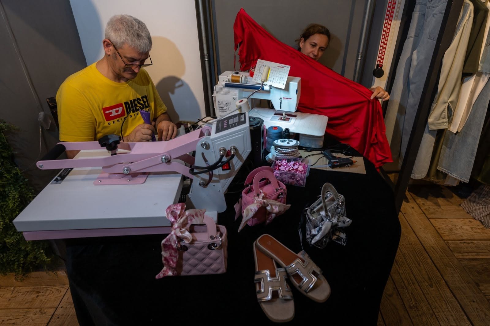 La sarta e il customizzatore dei jeans