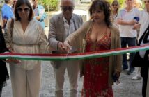L'assessore Dott.ssa Valentina Corrado, il sindaco Dott. Aurelio Lo Fazio ed Adriana Russo al taglio del nastro