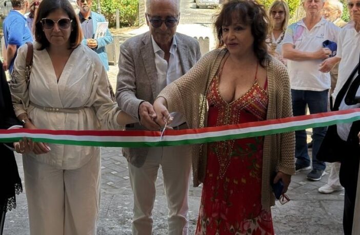 L'assessore Dott.ssa Valentina Corrado, il sindaco Dott. Aurelio Lo Fazio ed Adriana Russo al taglio del nastro