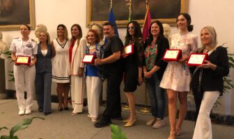 Gruppo femminile insieme al Capitano di Vascello Catia Pellegrino