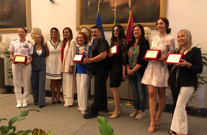 Gruppo femminile insieme al Capitano di Vascello Catia Pellegrino