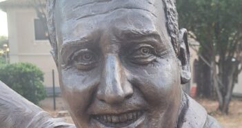 Alberto Sordi è tornato tra la sua gente al Casilino (e sembra quasi parlarti)