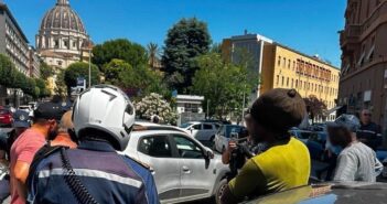 Blitz della Polizia Locale a San Pietro: fermate nove persone, stop alla truffa del “finto dono del braccialetto”