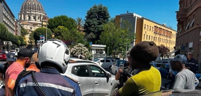Blitz della Polizia Locale a San Pietro: fermate nove persone, stop alla truffa del “finto dono del braccialetto”