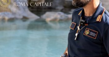 Roma, bagno nella fontana all’alba