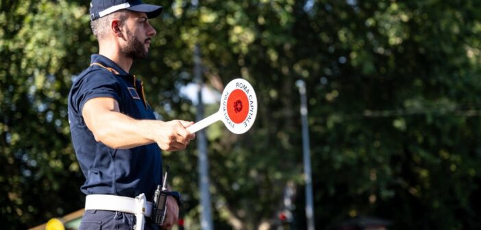 Montesacro, travolge una donna e fugge
