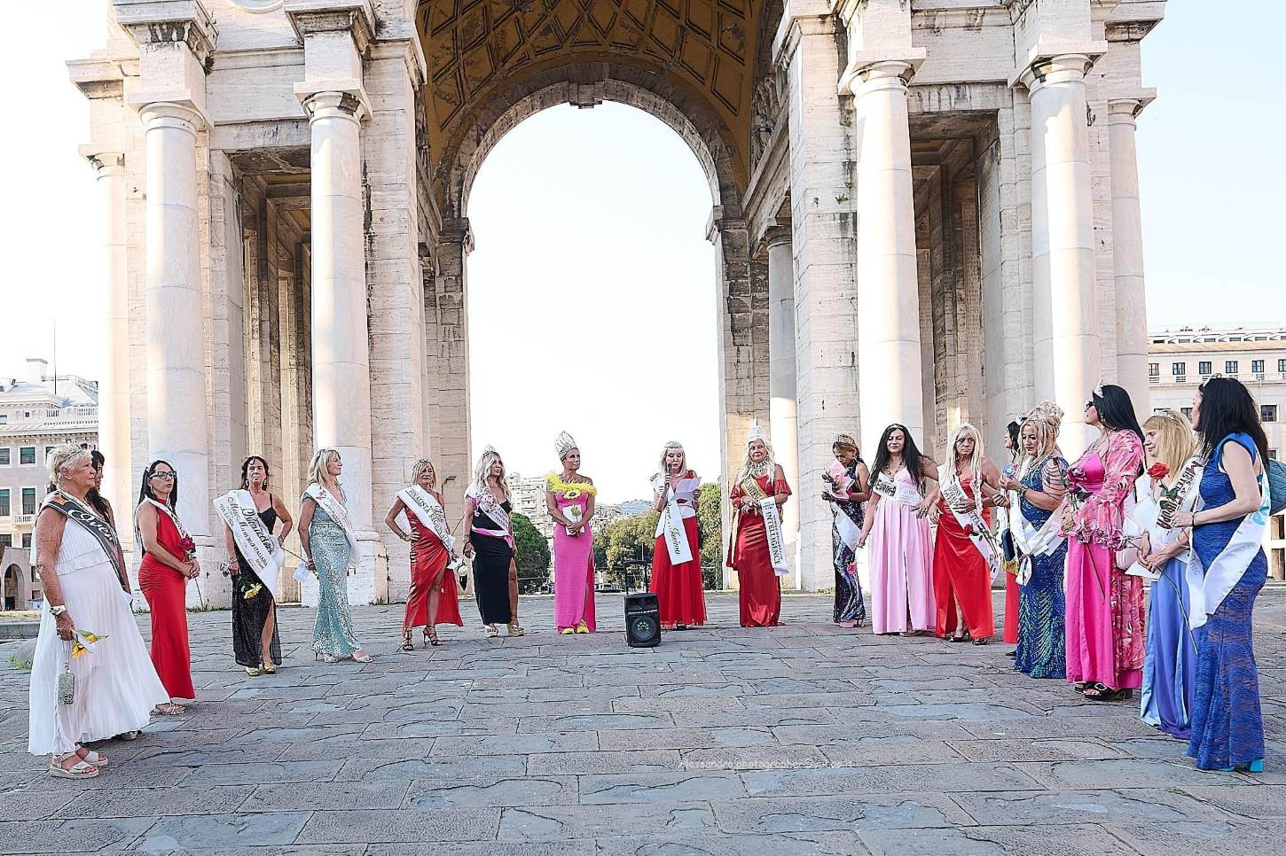 Le Miss sotto l'Arco della Vittoria spiegano il motivo dell'evento