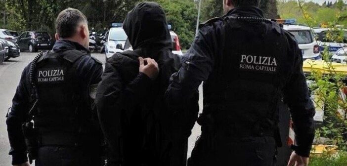 Roma, minaccia un’automobilista per farsi consegnare denaro