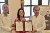 Francesca Brandi con Jamal Tazi, Presidente dell’Association Ismaïlia Al Kobra, durante la consegna dell’atto di nomina
