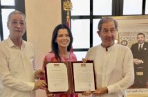 Francesca Brandi con Jamal Tazi, Presidente dell’Association Ismaïlia Al Kobra, durante la consegna dell’atto di nomina