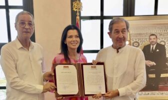 Francesca Brandi con Jamal Tazi, Presidente dell’Association Ismaïlia Al Kobra, durante la consegna dell’atto di nomina