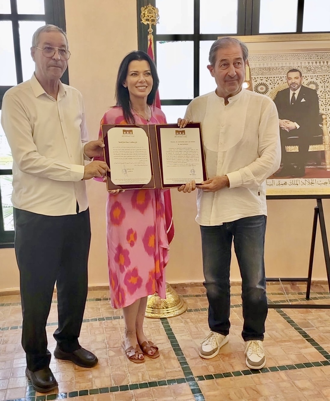 Francesca Brandi con Jamal Tazi, Presidente dell’Association Ismaïlia Al Kobra, e il Segretario Generale dell’Association Ismaïlia Al Kobra