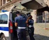 Colosseo, venditore abusivo aggredisce gli agenti e tenta la fuga: arrestato