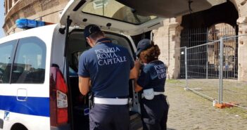 Colosseo, venditore abusivo aggredisce gli agenti e tenta la fuga: arrestato