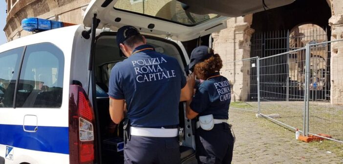Colosseo, venditore abusivo aggredisce gli agenti e tenta la fuga: arrestato