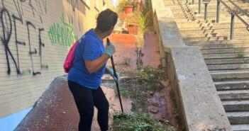 Monteverde, volontari in azione tra graffiti e rifiuti: «Non arrendiamoci al degrado»