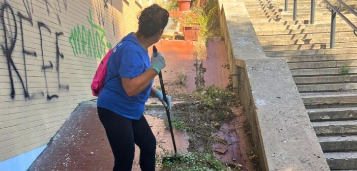 Monteverde, volontari in azione tra graffiti e rifiuti: «Non arrendiamoci al degrado»