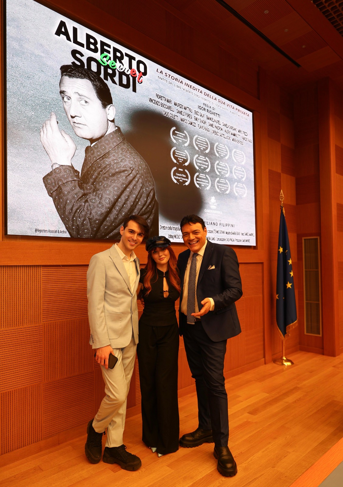 Gli attori Lorenzo Castelluccio ed Emily Shaqiri con Igor Righetti