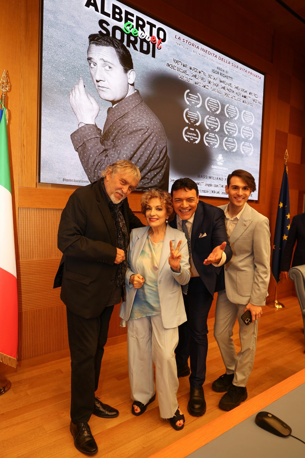 Igor Righetti con tre attori del cast del docufilm Maurizio Mattioli, Fioretta Mari e Lorenzo Castelluccio