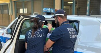 Fori Imperiali, pistola e minacce ai passanti: arrestato un 29enne