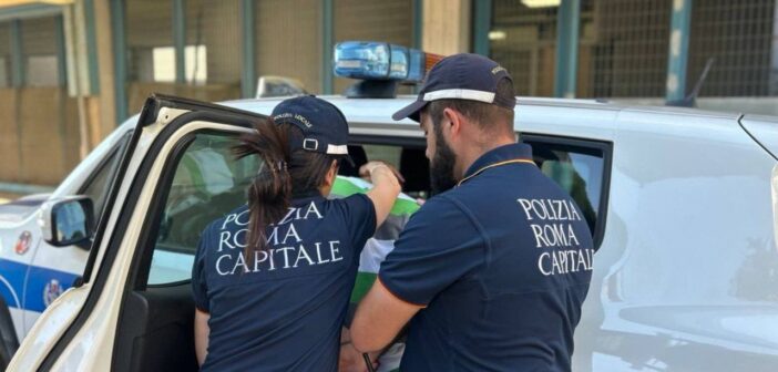 Fori Imperiali, pistola e minacce ai passanti: arrestato un 29enne