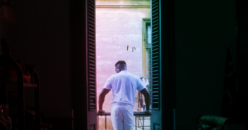 Tre uomini, una famiglia e una Cuba sospesa tra sopravvivenza e futuro