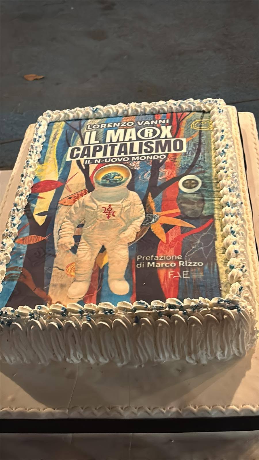 La torta con la cover del libro