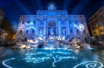fontana di trevi illuminata