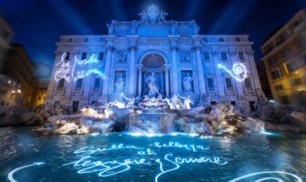 fontana di trevi illuminata