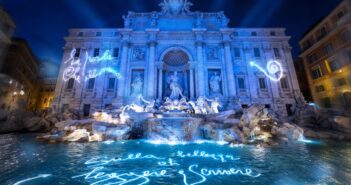 “La Parola che illumina”: la Fontana di Trevi diventa una sorgente di parole