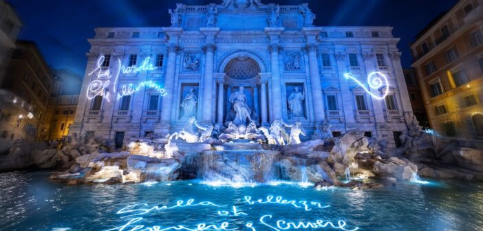 “La Parola che illumina”: la Fontana di Trevi diventa una sorgente di parole