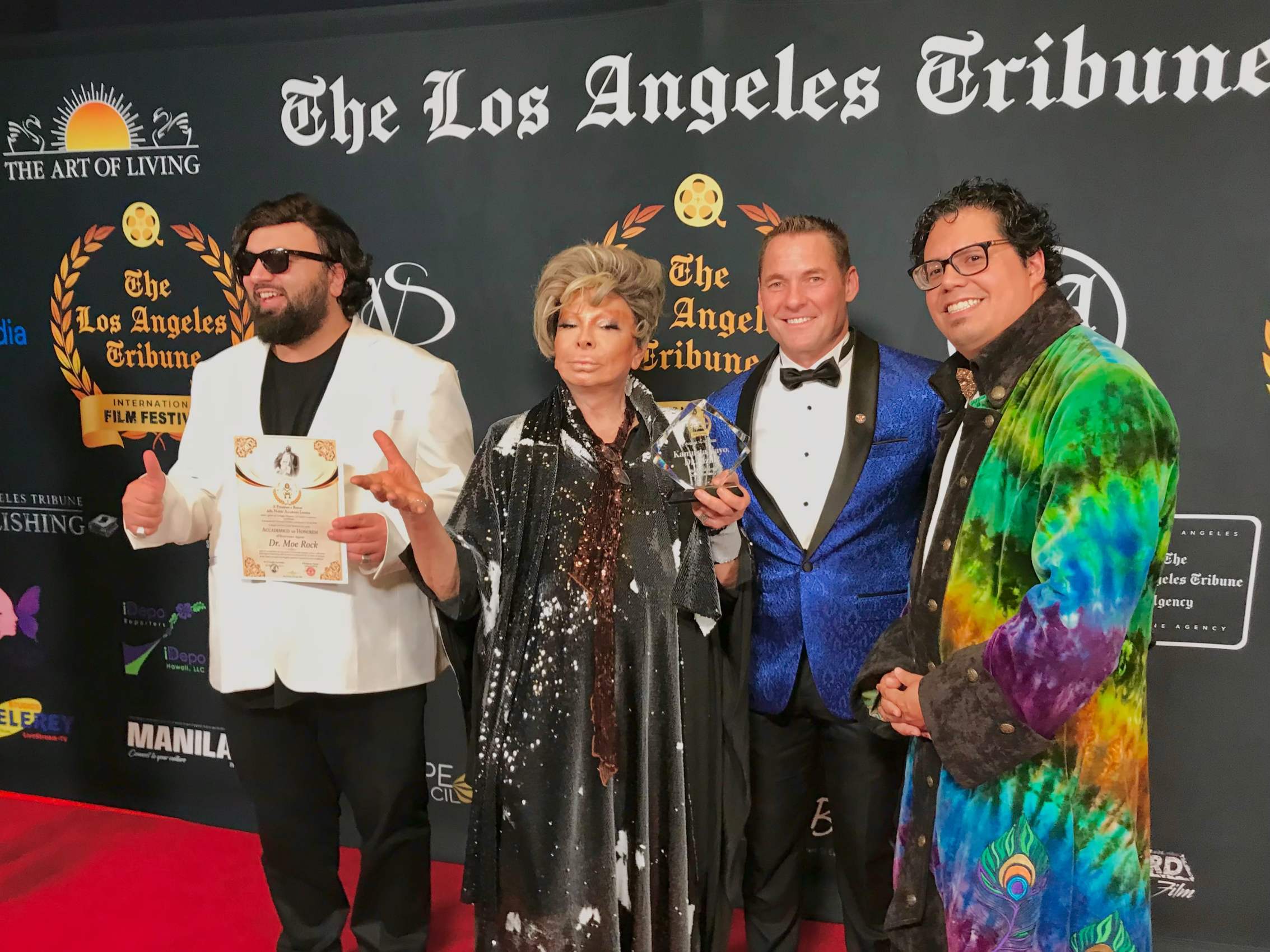 Wardal sul palco tra Moe Rock, in giacca bianca, fondatore del giornale La Tribune e col mantello variopinto Jason Zavaleta, il regista hollywoodiano che lo ha diretto