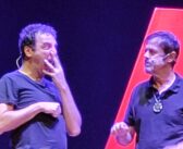 “Addue” al Teatro Vittoria: quando il pubblico diventa protagonista e ogni risata nasce dall’improvvisazione