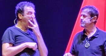 “Addue” al Teatro Vittoria: quando il pubblico diventa protagonista e ogni risata nasce dall’improvvisazione
