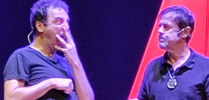 “Addue” al Teatro Vittoria: quando il pubblico diventa protagonista e ogni risata nasce dall’improvvisazione