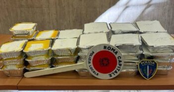 Roma, blitz contro il commercio abusivo: sequestrati migliaia di capi e alimenti scaduti