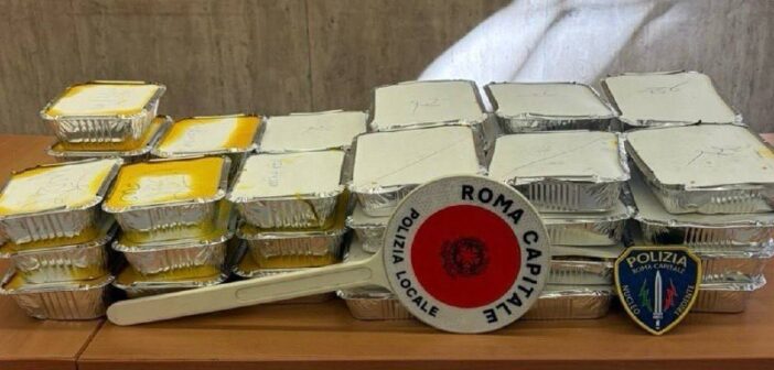 Roma, blitz contro il commercio abusivo: sequestrati migliaia di capi e alimenti scaduti