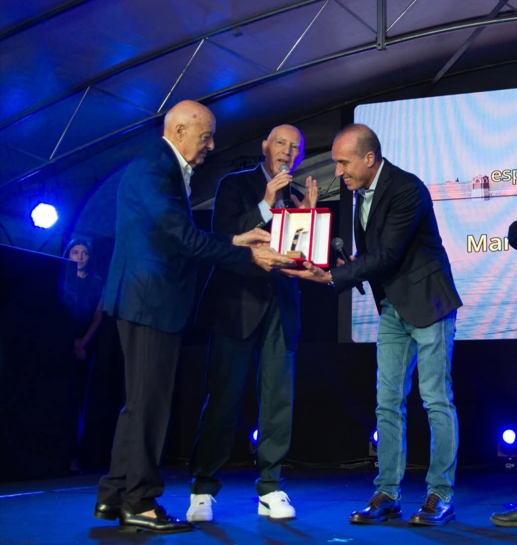 Franco Mariotti premia Marco Graziaplena