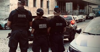 Stazione Termini, 29enne arrestato: divelta una telecamera e usata contro un’auto