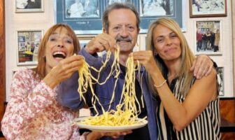 Papaleo con ines di lelio e chiara cuomo patron de il vero alfredo