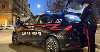 Roma, Carabinieri e Polizia Locale sequestrano una minicar collegata a sei aggressioni del 4 e 5 ottobre. Due persone denunciate, indagini coordinate dalla Procura.