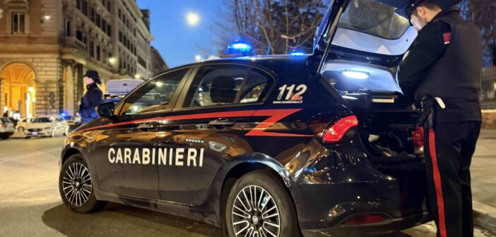 Roma, Carabinieri e Polizia Locale sequestrano una minicar collegata a sei aggressioni del 4 e 5 ottobre. Due persone denunciate, indagini coordinate dalla Procura.