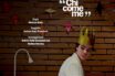 Alla Festa del Cinema di Roma arriva L’ULTIMO ABBRACCIO – “Chi come me”: il film che abbatte la distanza tra le generazioni e ci ricorda quanto abbiamo bisogno gli uni degli altri Il documentario di Michele Mally, nato dal fenomeno teatrale di Andrée Ruth Shammah su testo di Roy Chen, arriva sul grande schermo dopo 300 repliche e continui sold out. Un viaggio tra adolescenza, solitudine, fragilità e desiderio di essere ascoltati, alla scoperta di ciò che ci rende profondamente simili. DUE PROIEZIONI ALLA FESTA DEL CINEMA DI ROMA – BIGLIETTI IN VENDITA PRIMA ASSOLUTA – Lunedì 19 ottobre 2026 | ore 17:15 Auditorium MAXXI – Museo nazionale delle arti del XXI secolo Via Guido Reni, 4/A – Roma 🎟️ ACQUISTA I BIGLIETTI PER IL 19 OTTOBRE SECONDA PROIEZIONE – Mercoledì 21 ottobre 2026 | ore 19:00 Cinema Giulio Cesare – Sala 6 Viale Giulio Cesare, 229 – Roma 🎟️ ACQUISTA I BIGLIETTI PER IL 21 OTTOBRE Play Ci sono storie che pensiamo non ci riguardino. Storie di adolescenti che non riescono a trovare il proprio posto nel mondo, di genitori che faticano a comprendere i figli, di solitudini e fragilità spesso nascoste dietro un'apparente normalità. Poi basta una parola, uno sguardo, una domanda per scoprire che quelle emozioni appartengono anche a noi. È da questa consapevolezza che nasce L’ULTIMO ABBRACCIO – “Chi come me”, il documentario diretto da Michele Mally, prodotto da 3D Produzioni, presentato dal Teatro Franco Parenti e realizzato in collaborazione con Sky Arte, che sarà presentato in prima assoluta alla Festa del Cinema di Roma il 19 ottobre, con una seconda proiezione il 21 ottobre. Il film prende vita dal successo straordinario di Chi come me, lo spettacolo diretto da Andrée Ruth Shammah su testo del drammaturgo israeliano Roy Chen, che con 300 repliche e continui sold out ha conquistato spettatori di generazioni diverse, diventando molto più di un evento teatrale: un'esperienza capace di suscitare emozioni profonde, aprire dialoghi e continuare a vivere anche dopo la fine della rappresentazione. Al centro della storia ci sono cinque adolescenti ricoverati in un centro di salute mentale. Cinque ragazzi che affrontano solitudine, paura, rabbia, difficoltà di comunicazione e un bisogno profondo di essere amati e riconosciuti. Attraverso le lezioni di teatro scoprono lentamente la possibilità di esprimersi e di costruire un rapporto con gli altri. Ma dietro le loro fragilità emergono sentimenti universali, nei quali ciascuno può riconoscere qualcosa di sé. Seguendo l'ultima rappresentazione dello spettacolo al Teatro Franco Parenti di Milano, il suo dietro le quinte e le testimonianze di psicologi, intellettuali, artisti e spettatori, Michele Mally esplora le ragioni di una partecipazione emotiva così intensa. Il documentario affronta temi cruciali del nostro tempo, dall'autolesionismo alla disforia di genere, dal malessere psicologico alle difficoltà del dialogo tra genitori e figli, senza fermarsi alla descrizione del disagio, ma cercando soprattutto ciò che unisce le persone al di là delle loro esperienze. Il momento più significativo arriva con il gioco del «Chi come me…», quando anche il pubblico è invitato ad alzare la mano per rispondere a domande sempre più intime. Le distanze tra attori e spettatori si annullano e paura, dolore, solitudine e desiderio d'amore diventano esperienze condivise. È qui che emerge il senso più profondo del film: la possibilità di riconoscersi in qualcuno che credevamo diverso da noi. «Di fronte a quei ragazzi e ai loro genitori, e insieme a chiunque fosse in sala, avevo vissuto un momento di vita, non un momento di intrattenimento», racconta Michele Mally nelle sue note di regia, spiegando perché abbia sentito il bisogno di trasformare quell'esperienza teatrale in un film. L’ULTIMO ABBRACCIO – “Chi come me” è un invito ad ascoltare prima di giudicare, a guardare oltre le fragilità e a riscoprire il valore delle relazioni. Un film che parla agli adolescenti e ai loro genitori, ma anche a chiunque abbia provato almeno una volta la sensazione di non essere compreso. Perché in un tempo in cui il disagio giovanile è spesso raccontato attraverso diagnosi e statistiche, questo documentario restituisce un volto, una voce e una storia alle persone. Un'occasione per vivere al cinema un'esperienza che non si esaurisce con i titoli di coda, ma può diventare il punto di partenza di una conversazione, di una riflessione, di un incontro. Perché, in fondo, abbiamo tutti bisogno di qualcuno che ci ascolti. *** L’ULTIMO ABBRACCIO – “Chi come me” Titolo internazionale: THE LAST EMBRACE – “Someone like me” Italia, 2026 | Colore | DCP 2K | 75’ Lingua: italiano con sottotitoli inglesi Regia: Michele Mally Soggetto: Andrée Ruth Shammah Sceneggiatura: Andrée Ruth Shammah, Matteo Moneta Fotografia: Lorenzo Giromini Montaggio: Sol Capasso Interpreti, in ordine alfabetico: Sara Bertelà, Paolo Briguglia, Fausto Cabra, Giovanni Crippa, Elena Lietti, Silvia Giulia Mendola, Pietro Micci e con: Bea Barret, Amy Boda, Federico De Giacomo, Chiara Ferrara, Roberta Filannino, Daniele Santoro, Alia Stegani Produttore: 3D Produzioni srl Produzione: Teatro Franco Parenti presenta una produzione 3D Produzioni srl In collaborazione con: Sky Arte Distribuzione internazionale / World Sales: 3D Produzioni srl Opera realizzata con il contributo del Ministero della Cultura – Direzione Generale Cinema e audiovisivo, Fondo per lo sviluppo degli investimenti nel cinema e nell’audiovisivo. Trailer ufficiale: https://vimeo.com/1229190269/6903e09b07