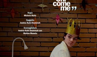Alla Festa del Cinema di Roma arriva L’ULTIMO ABBRACCIO – “Chi come me”: il film che abbatte la distanza tra le generazioni e ci ricorda quanto abbiamo bisogno gli uni degli altri Il documentario di Michele Mally, nato dal fenomeno teatrale di Andrée Ruth Shammah su testo di Roy Chen, arriva sul grande schermo dopo 300 repliche e continui sold out. Un viaggio tra adolescenza, solitudine, fragilità e desiderio di essere ascoltati, alla scoperta di ciò che ci rende profondamente simili. DUE PROIEZIONI ALLA FESTA DEL CINEMA DI ROMA – BIGLIETTI IN VENDITA PRIMA ASSOLUTA – Lunedì 19 ottobre 2026 | ore 17:15 Auditorium MAXXI – Museo nazionale delle arti del XXI secolo Via Guido Reni, 4/A – Roma 🎟️ ACQUISTA I BIGLIETTI PER IL 19 OTTOBRE SECONDA PROIEZIONE – Mercoledì 21 ottobre 2026 | ore 19:00 Cinema Giulio Cesare – Sala 6 Viale Giulio Cesare, 229 – Roma 🎟️ ACQUISTA I BIGLIETTI PER IL 21 OTTOBRE Play Ci sono storie che pensiamo non ci riguardino. Storie di adolescenti che non riescono a trovare il proprio posto nel mondo, di genitori che faticano a comprendere i figli, di solitudini e fragilità spesso nascoste dietro un'apparente normalità. Poi basta una parola, uno sguardo, una domanda per scoprire che quelle emozioni appartengono anche a noi. È da questa consapevolezza che nasce L’ULTIMO ABBRACCIO – “Chi come me”, il documentario diretto da Michele Mally, prodotto da 3D Produzioni, presentato dal Teatro Franco Parenti e realizzato in collaborazione con Sky Arte, che sarà presentato in prima assoluta alla Festa del Cinema di Roma il 19 ottobre, con una seconda proiezione il 21 ottobre. Il film prende vita dal successo straordinario di Chi come me, lo spettacolo diretto da Andrée Ruth Shammah su testo del drammaturgo israeliano Roy Chen, che con 300 repliche e continui sold out ha conquistato spettatori di generazioni diverse, diventando molto più di un evento teatrale: un'esperienza capace di suscitare emozioni profonde, aprire dialoghi e continuare a vivere anche dopo la fine della rappresentazione. Al centro della storia ci sono cinque adolescenti ricoverati in un centro di salute mentale. Cinque ragazzi che affrontano solitudine, paura, rabbia, difficoltà di comunicazione e un bisogno profondo di essere amati e riconosciuti. Attraverso le lezioni di teatro scoprono lentamente la possibilità di esprimersi e di costruire un rapporto con gli altri. Ma dietro le loro fragilità emergono sentimenti universali, nei quali ciascuno può riconoscere qualcosa di sé. Seguendo l'ultima rappresentazione dello spettacolo al Teatro Franco Parenti di Milano, il suo dietro le quinte e le testimonianze di psicologi, intellettuali, artisti e spettatori, Michele Mally esplora le ragioni di una partecipazione emotiva così intensa. Il documentario affronta temi cruciali del nostro tempo, dall'autolesionismo alla disforia di genere, dal malessere psicologico alle difficoltà del dialogo tra genitori e figli, senza fermarsi alla descrizione del disagio, ma cercando soprattutto ciò che unisce le persone al di là delle loro esperienze. Il momento più significativo arriva con il gioco del «Chi come me…», quando anche il pubblico è invitato ad alzare la mano per rispondere a domande sempre più intime. Le distanze tra attori e spettatori si annullano e paura, dolore, solitudine e desiderio d'amore diventano esperienze condivise. È qui che emerge il senso più profondo del film: la possibilità di riconoscersi in qualcuno che credevamo diverso da noi. «Di fronte a quei ragazzi e ai loro genitori, e insieme a chiunque fosse in sala, avevo vissuto un momento di vita, non un momento di intrattenimento», racconta Michele Mally nelle sue note di regia, spiegando perché abbia sentito il bisogno di trasformare quell'esperienza teatrale in un film. L’ULTIMO ABBRACCIO – “Chi come me” è un invito ad ascoltare prima di giudicare, a guardare oltre le fragilità e a riscoprire il valore delle relazioni. Un film che parla agli adolescenti e ai loro genitori, ma anche a chiunque abbia provato almeno una volta la sensazione di non essere compreso. Perché in un tempo in cui il disagio giovanile è spesso raccontato attraverso diagnosi e statistiche, questo documentario restituisce un volto, una voce e una storia alle persone. Un'occasione per vivere al cinema un'esperienza che non si esaurisce con i titoli di coda, ma può diventare il punto di partenza di una conversazione, di una riflessione, di un incontro. Perché, in fondo, abbiamo tutti bisogno di qualcuno che ci ascolti. *** L’ULTIMO ABBRACCIO – “Chi come me” Titolo internazionale: THE LAST EMBRACE – “Someone like me” Italia, 2026 | Colore | DCP 2K | 75’ Lingua: italiano con sottotitoli inglesi Regia: Michele Mally Soggetto: Andrée Ruth Shammah Sceneggiatura: Andrée Ruth Shammah, Matteo Moneta Fotografia: Lorenzo Giromini Montaggio: Sol Capasso Interpreti, in ordine alfabetico: Sara Bertelà, Paolo Briguglia, Fausto Cabra, Giovanni Crippa, Elena Lietti, Silvia Giulia Mendola, Pietro Micci e con: Bea Barret, Amy Boda, Federico De Giacomo, Chiara Ferrara, Roberta Filannino, Daniele Santoro, Alia Stegani Produttore: 3D Produzioni srl Produzione: Teatro Franco Parenti presenta una produzione 3D Produzioni srl In collaborazione con: Sky Arte Distribuzione internazionale / World Sales: 3D Produzioni srl Opera realizzata con il contributo del Ministero della Cultura – Direzione Generale Cinema e audiovisivo, Fondo per lo sviluppo degli investimenti nel cinema e nell’audiovisivo. Trailer ufficiale: https://vimeo.com/1229190269/6903e09b07