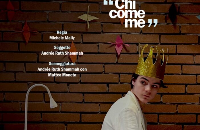 Alla Festa del Cinema di Roma arriva L’ULTIMO ABBRACCIO – “Chi come me”: il film che abbatte la distanza tra le generazioni e ci ricorda quanto abbiamo bisogno gli uni degli altri Il documentario di Michele Mally, nato dal fenomeno teatrale di Andrée Ruth Shammah su testo di Roy Chen, arriva sul grande schermo dopo 300 repliche e continui sold out. Un viaggio tra adolescenza, solitudine, fragilità e desiderio di essere ascoltati, alla scoperta di ciò che ci rende profondamente simili. DUE PROIEZIONI ALLA FESTA DEL CINEMA DI ROMA – BIGLIETTI IN VENDITA PRIMA ASSOLUTA – Lunedì 19 ottobre 2026 | ore 17:15 Auditorium MAXXI – Museo nazionale delle arti del XXI secolo Via Guido Reni, 4/A – Roma 🎟️ ACQUISTA I BIGLIETTI PER IL 19 OTTOBRE SECONDA PROIEZIONE – Mercoledì 21 ottobre 2026 | ore 19:00 Cinema Giulio Cesare – Sala 6 Viale Giulio Cesare, 229 – Roma 🎟️ ACQUISTA I BIGLIETTI PER IL 21 OTTOBRE Play Ci sono storie che pensiamo non ci riguardino. Storie di adolescenti che non riescono a trovare il proprio posto nel mondo, di genitori che faticano a comprendere i figli, di solitudini e fragilità spesso nascoste dietro un'apparente normalità. Poi basta una parola, uno sguardo, una domanda per scoprire che quelle emozioni appartengono anche a noi. È da questa consapevolezza che nasce L’ULTIMO ABBRACCIO – “Chi come me”, il documentario diretto da Michele Mally, prodotto da 3D Produzioni, presentato dal Teatro Franco Parenti e realizzato in collaborazione con Sky Arte, che sarà presentato in prima assoluta alla Festa del Cinema di Roma il 19 ottobre, con una seconda proiezione il 21 ottobre. Il film prende vita dal successo straordinario di Chi come me, lo spettacolo diretto da Andrée Ruth Shammah su testo del drammaturgo israeliano Roy Chen, che con 300 repliche e continui sold out ha conquistato spettatori di generazioni diverse, diventando molto più di un evento teatrale: un'esperienza capace di suscitare emozioni profonde, aprire dialoghi e continuare a vivere anche dopo la fine della rappresentazione. Al centro della storia ci sono cinque adolescenti ricoverati in un centro di salute mentale. Cinque ragazzi che affrontano solitudine, paura, rabbia, difficoltà di comunicazione e un bisogno profondo di essere amati e riconosciuti. Attraverso le lezioni di teatro scoprono lentamente la possibilità di esprimersi e di costruire un rapporto con gli altri. Ma dietro le loro fragilità emergono sentimenti universali, nei quali ciascuno può riconoscere qualcosa di sé. Seguendo l'ultima rappresentazione dello spettacolo al Teatro Franco Parenti di Milano, il suo dietro le quinte e le testimonianze di psicologi, intellettuali, artisti e spettatori, Michele Mally esplora le ragioni di una partecipazione emotiva così intensa. Il documentario affronta temi cruciali del nostro tempo, dall'autolesionismo alla disforia di genere, dal malessere psicologico alle difficoltà del dialogo tra genitori e figli, senza fermarsi alla descrizione del disagio, ma cercando soprattutto ciò che unisce le persone al di là delle loro esperienze. Il momento più significativo arriva con il gioco del «Chi come me…», quando anche il pubblico è invitato ad alzare la mano per rispondere a domande sempre più intime. Le distanze tra attori e spettatori si annullano e paura, dolore, solitudine e desiderio d'amore diventano esperienze condivise. È qui che emerge il senso più profondo del film: la possibilità di riconoscersi in qualcuno che credevamo diverso da noi. «Di fronte a quei ragazzi e ai loro genitori, e insieme a chiunque fosse in sala, avevo vissuto un momento di vita, non un momento di intrattenimento», racconta Michele Mally nelle sue note di regia, spiegando perché abbia sentito il bisogno di trasformare quell'esperienza teatrale in un film. L’ULTIMO ABBRACCIO – “Chi come me” è un invito ad ascoltare prima di giudicare, a guardare oltre le fragilità e a riscoprire il valore delle relazioni. Un film che parla agli adolescenti e ai loro genitori, ma anche a chiunque abbia provato almeno una volta la sensazione di non essere compreso. Perché in un tempo in cui il disagio giovanile è spesso raccontato attraverso diagnosi e statistiche, questo documentario restituisce un volto, una voce e una storia alle persone. Un'occasione per vivere al cinema un'esperienza che non si esaurisce con i titoli di coda, ma può diventare il punto di partenza di una conversazione, di una riflessione, di un incontro. Perché, in fondo, abbiamo tutti bisogno di qualcuno che ci ascolti. *** L’ULTIMO ABBRACCIO – “Chi come me” Titolo internazionale: THE LAST EMBRACE – “Someone like me” Italia, 2026 | Colore | DCP 2K | 75’ Lingua: italiano con sottotitoli inglesi Regia: Michele Mally Soggetto: Andrée Ruth Shammah Sceneggiatura: Andrée Ruth Shammah, Matteo Moneta Fotografia: Lorenzo Giromini Montaggio: Sol Capasso Interpreti, in ordine alfabetico: Sara Bertelà, Paolo Briguglia, Fausto Cabra, Giovanni Crippa, Elena Lietti, Silvia Giulia Mendola, Pietro Micci e con: Bea Barret, Amy Boda, Federico De Giacomo, Chiara Ferrara, Roberta Filannino, Daniele Santoro, Alia Stegani Produttore: 3D Produzioni srl Produzione: Teatro Franco Parenti presenta una produzione 3D Produzioni srl In collaborazione con: Sky Arte Distribuzione internazionale / World Sales: 3D Produzioni srl Opera realizzata con il contributo del Ministero della Cultura – Direzione Generale Cinema e audiovisivo, Fondo per lo sviluppo degli investimenti nel cinema e nell’audiovisivo. Trailer ufficiale: https://vimeo.com/1229190269/6903e09b07